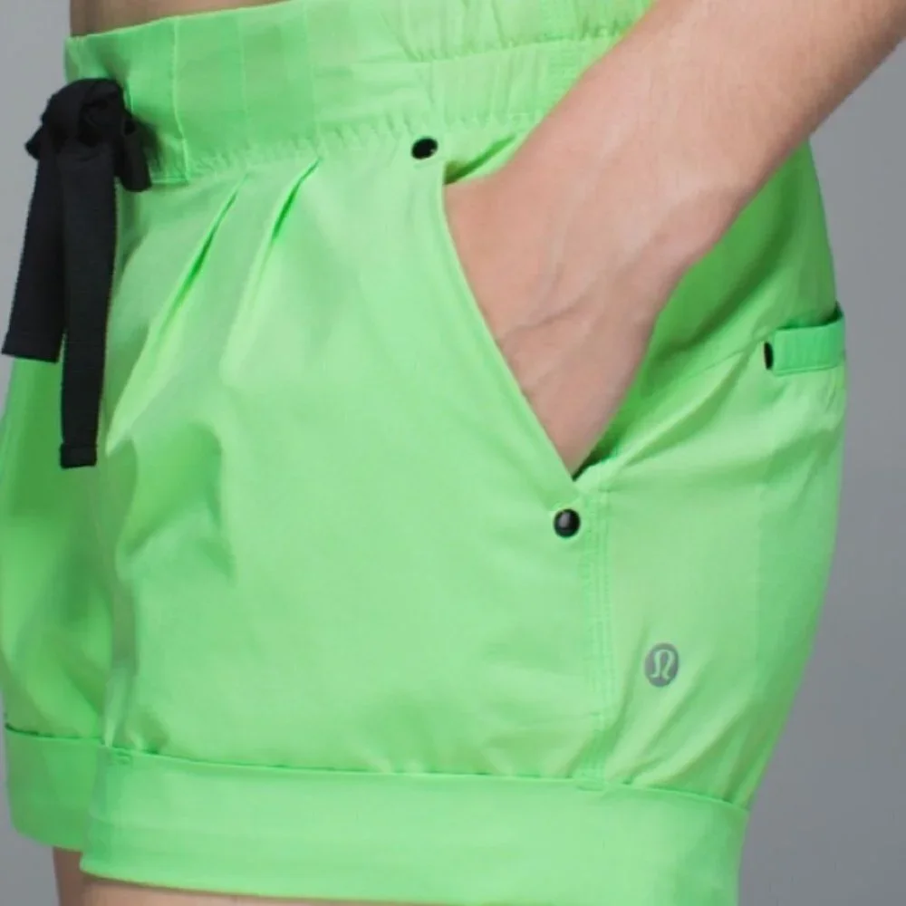 Lululemon Spring Break Away Short in Pistachio size 6 NWT